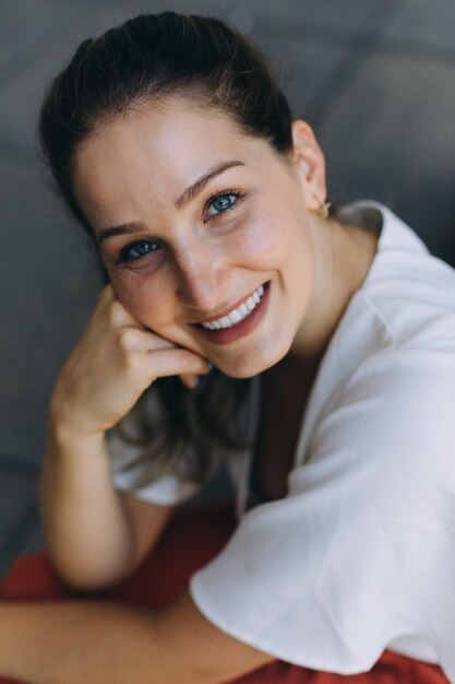 Retrato de una joven sonriente