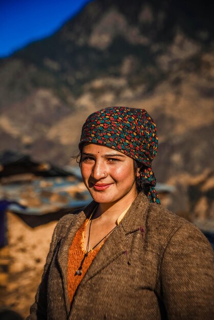 Foto retrato de una joven sonriente