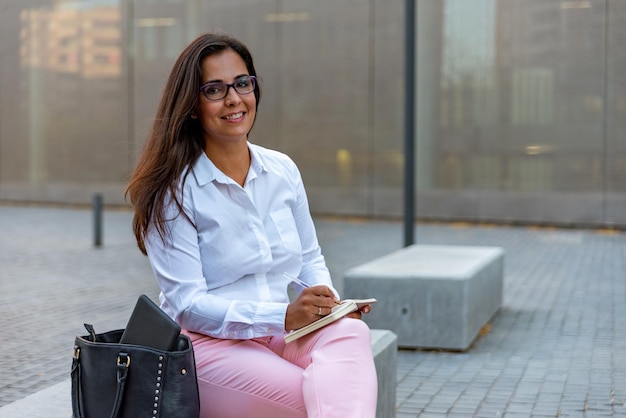 Foto retrato de una joven sonriente