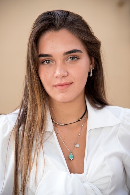 Foto retrato de una joven sonriente