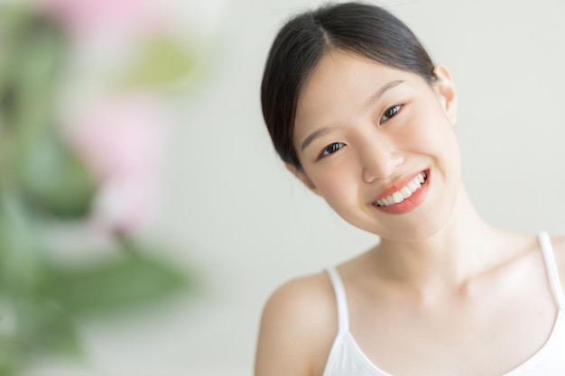Retrato de una joven sonriente