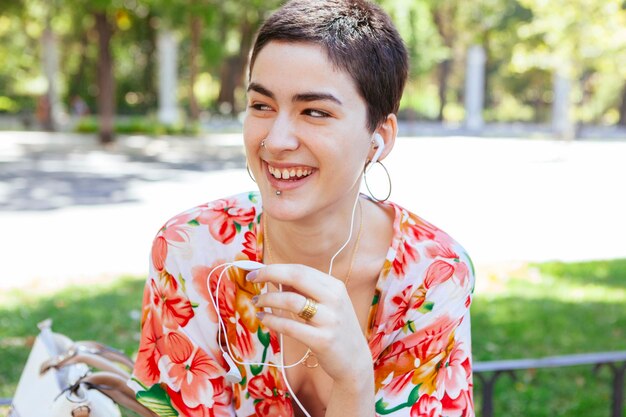 Foto retrato de una joven sonriente