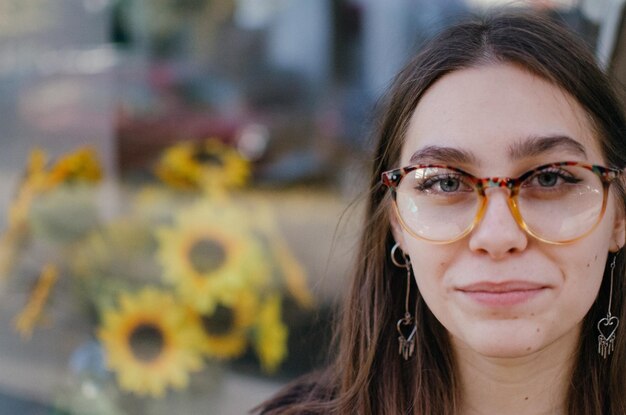 Foto retrato de una joven sonriente