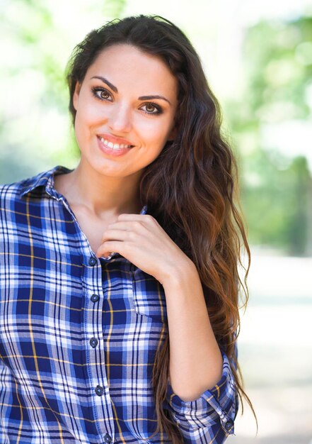 Foto retrato de una joven sonriente