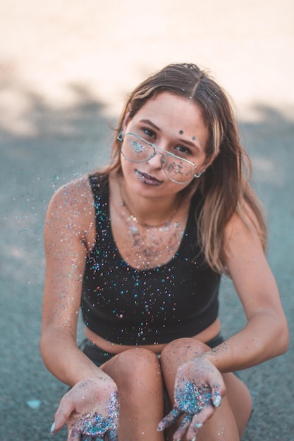 Foto retrato de una joven sonriente