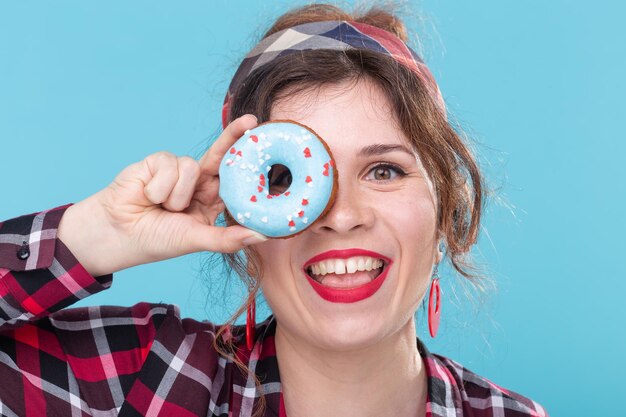 Foto retrato de una joven sonriente