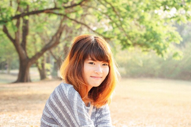 Retrato de una joven sonriente