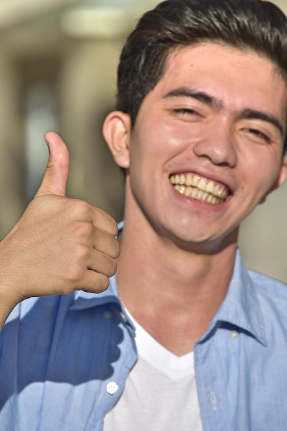 Foto retrato de un joven sonriente