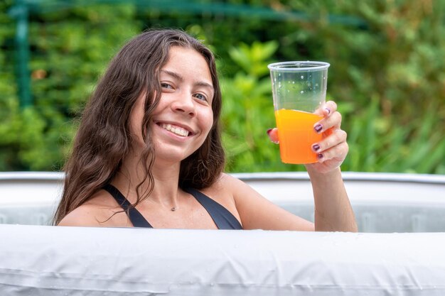 Foto retrato de una joven sonriente