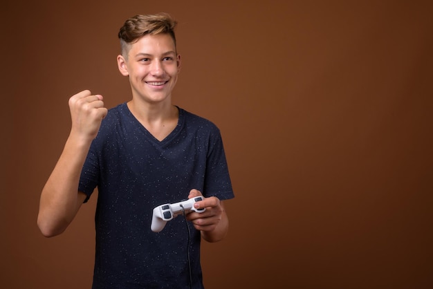 Foto retrato de un joven sonriente