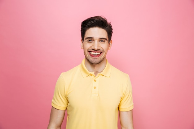 Retrato de un joven sonriente