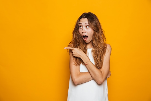 Retrato de una joven sorprendida apuntando lejos