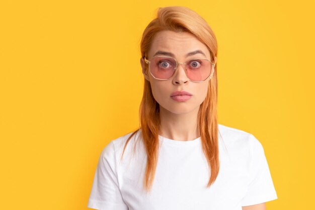 Retrato de una joven sorprendida con gafas de moda