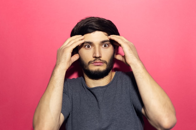 Retrato de joven sorprendido