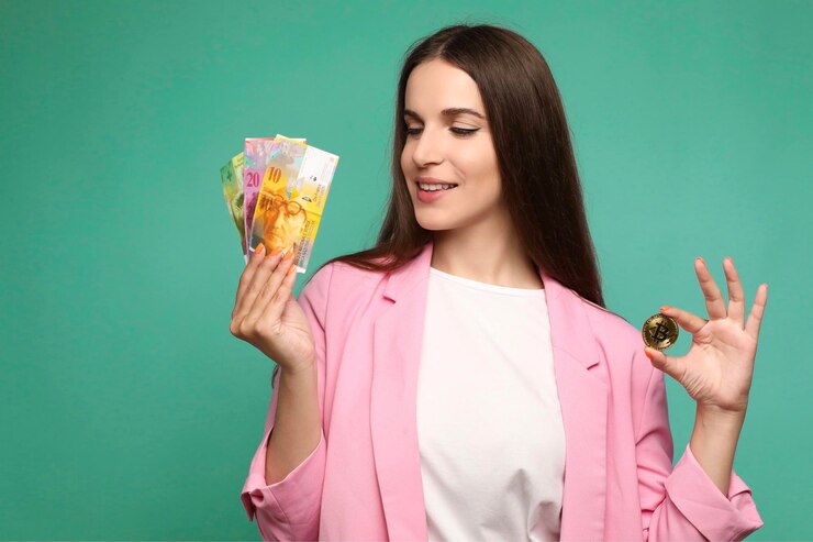 Retrato de una joven sosteniendo billetes de bitcoin y coronas suecas y mirando coronas suecas