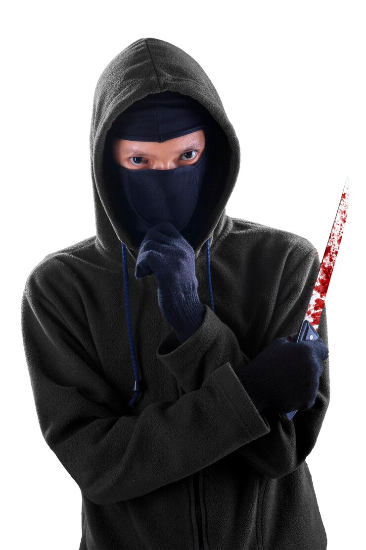 Foto retrato de un joven sosteniendo un cuchillo sangriento mientras está de pie contra un fondo blanco