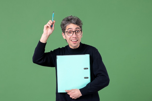 Retrato de joven sosteniendo documentos foto de estudio sobre fondo verde lección de profesor de negocios