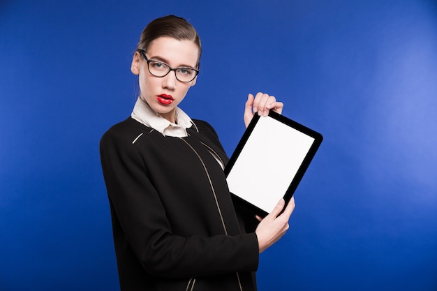 Retrato de una joven con la tableta