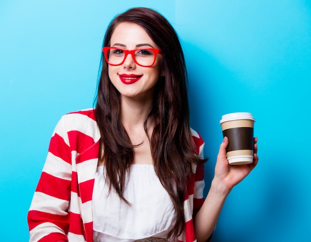 Retrato de la joven con taza de café.