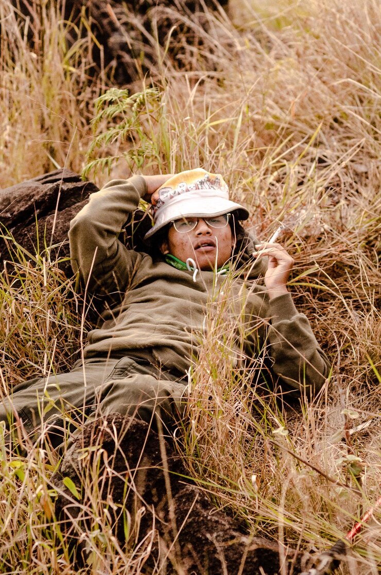 Foto retrato de un joven tendido en tierra