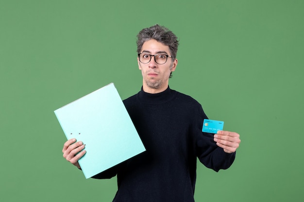 retrato, de, joven, tenencia, documento, y, tarjeta de crédito, en, fondo verde, profesor, macho, banco, dinero