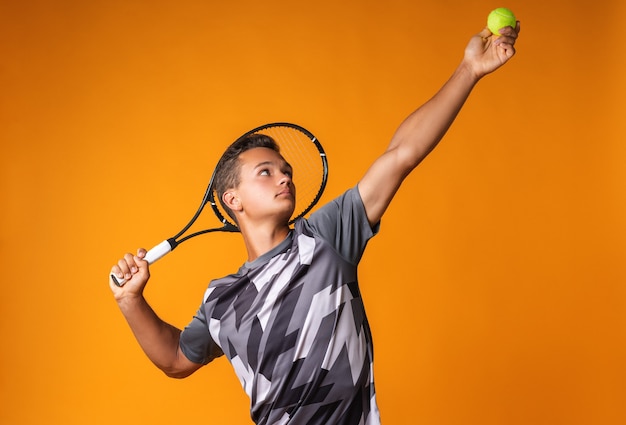 Retrato de un joven tenista en naranja