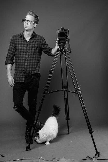 Foto retrato de un joven tomando fotografías