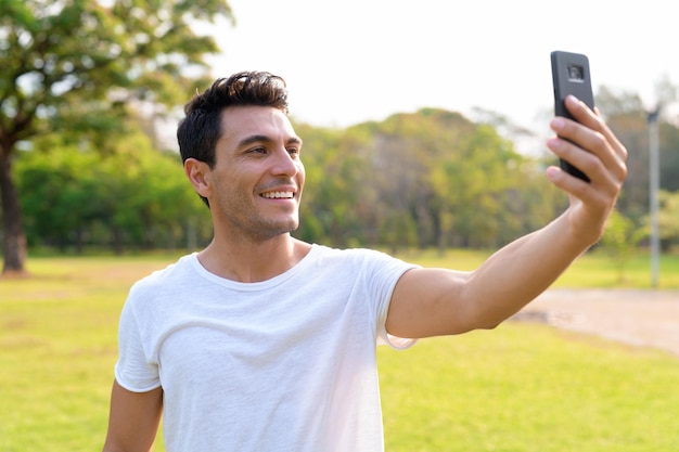 Retrato de un joven tomando fotografías