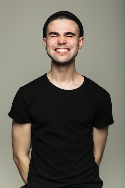 retrato, de, joven, toothy, sonriente, hombre