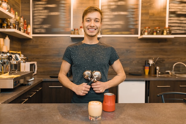 Retrato de joven trabajador de café masculino sonriente