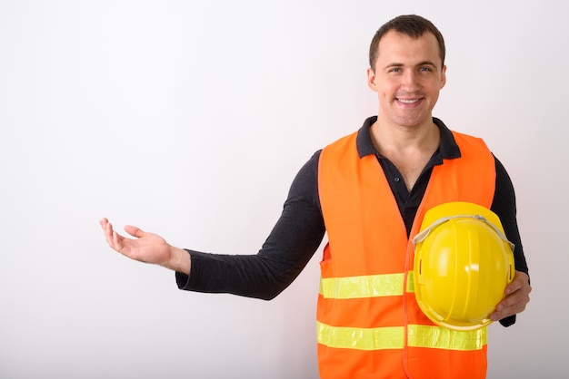 Retrato de joven trabajador de la construcción de pie