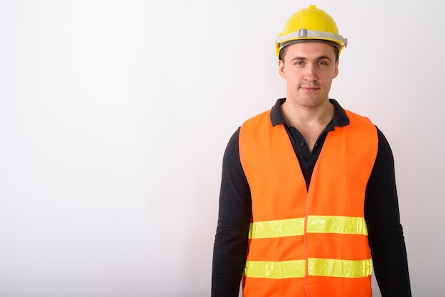 Retrato de joven trabajador de la construcción de pie