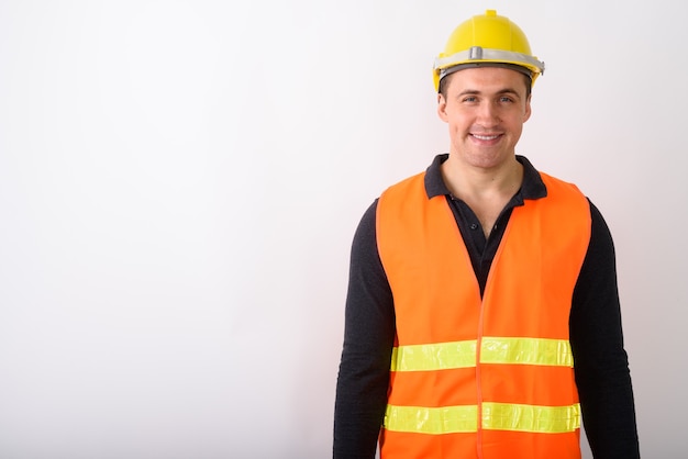 Foto retrato de joven trabajador de la construcción de pie