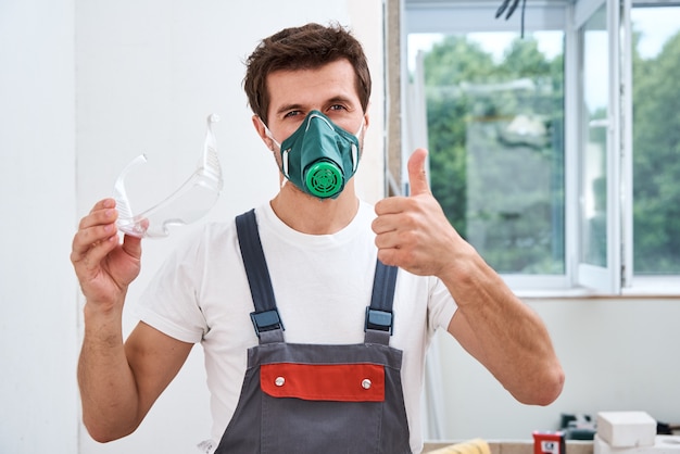 Foto retrato de un joven trabajador masculino