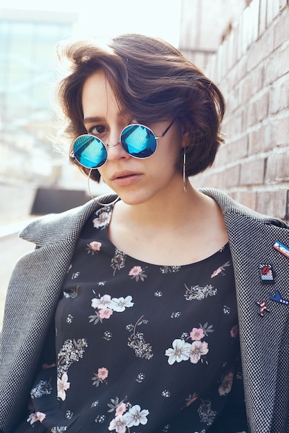 Retrato de una joven con un traje elegante