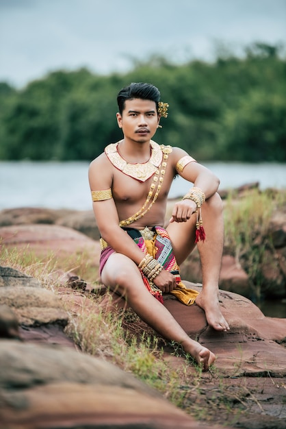 Retrato de joven en traje tradicional posando en la naturaleza en Tailandia