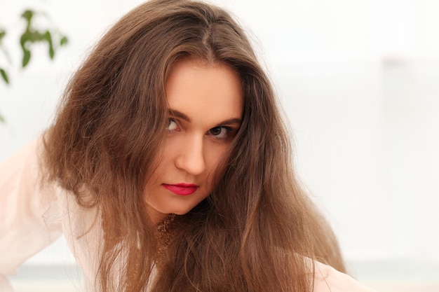 Foto retrato de una joven triste mujer caucásica con el cabello largo