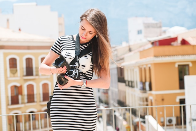 Retrato de joven turista con cámara