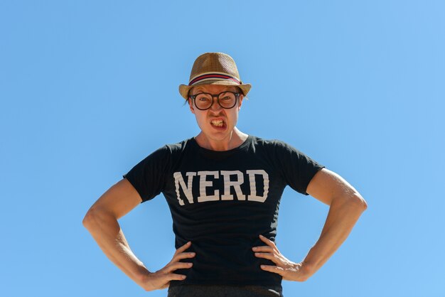 Foto retrato de joven turista guapo como nerd en la playa en españa