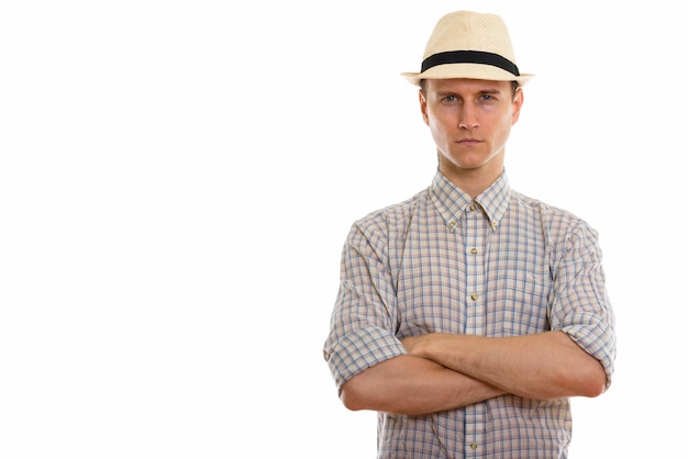 Retrato de joven turista guapo con sombrero