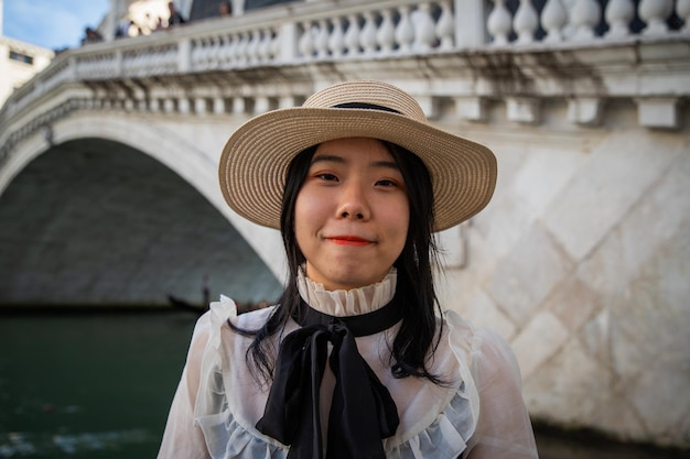Retrato de una joven turista durante su estancia en Venecia frente al Puente de Rialto
