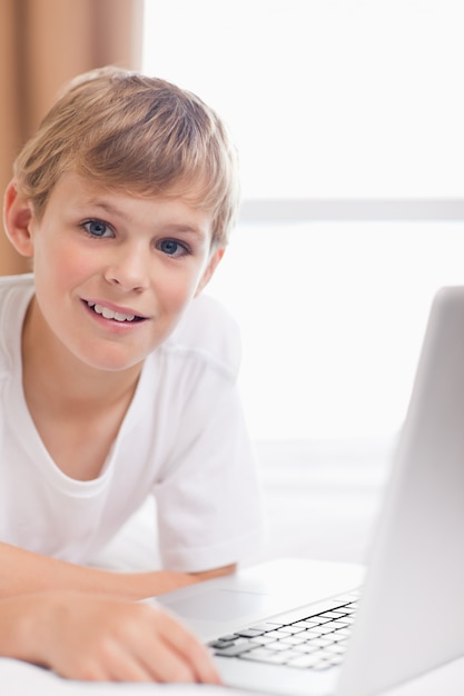 Retrato de un joven usando una computadora portátil