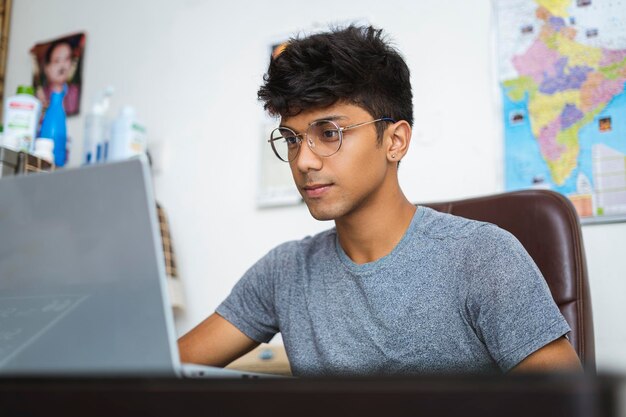 Foto retrato de un joven usando un teléfono móvil.