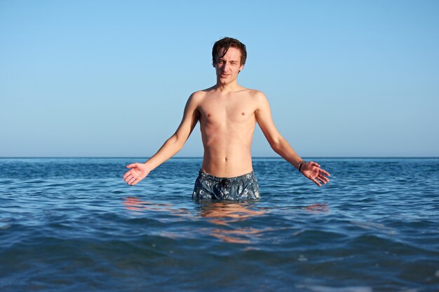 Un retrato de un joven varón caucásico en forma en el mar