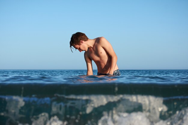 Un retrato de un joven varón caucásico en forma en el mar