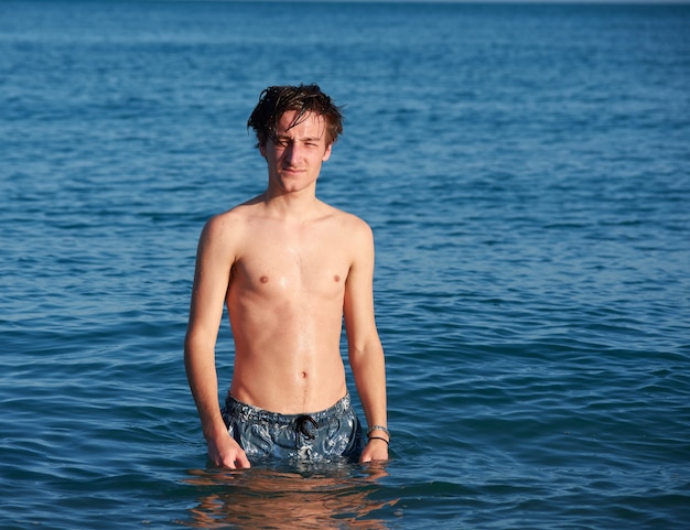 Un retrato de un joven varón caucásico en forma en el mar