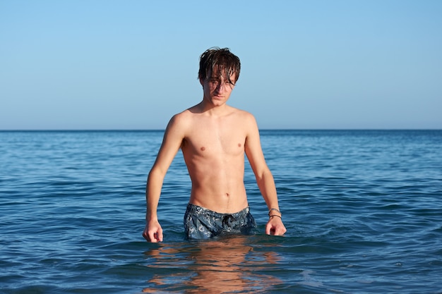 Un retrato de un joven varón caucásico en forma en el mar