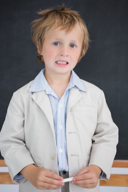 Retrato de joven vestido como maestro frente a la pizarra