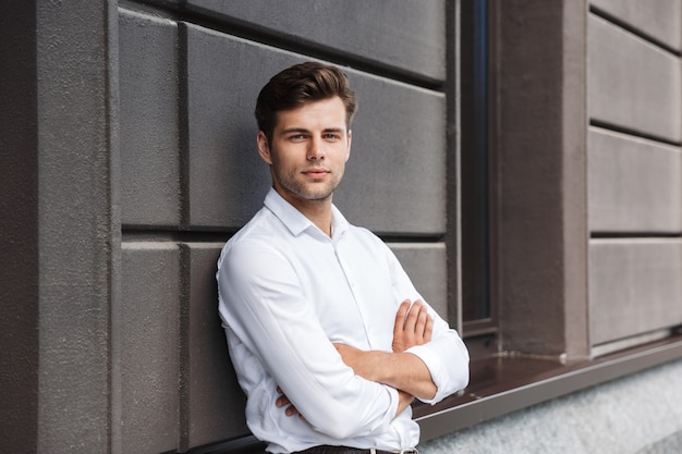 Retrato de un joven vestido formal confiado