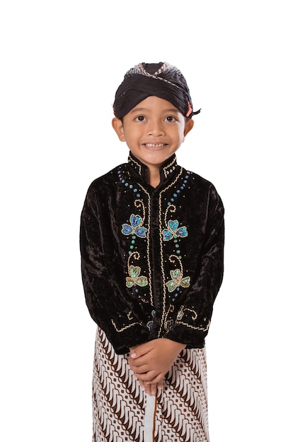 Retrato de un joven vistiendo ropas tradicionales de Java